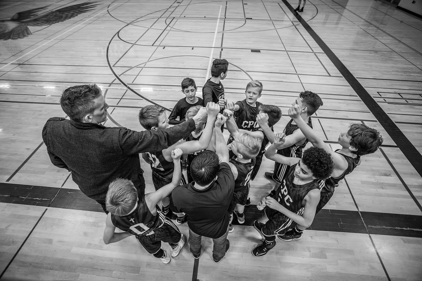 nsplsh_554d83a19d8543389f2554b617ea8e35~mv2 Summer Basketball team huddle